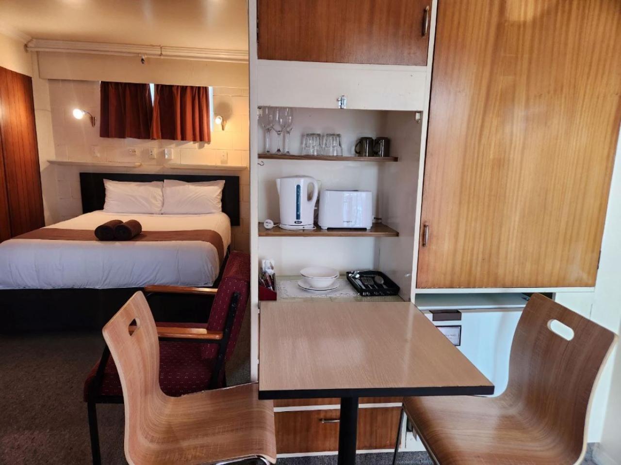 Mayfair Court Motel Токороа Екстериор снимка