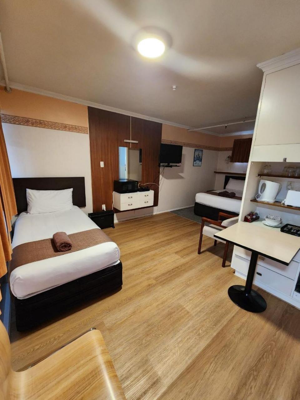 Mayfair Court Motel Токороа Екстериор снимка
